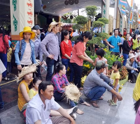 Ghi nhận tại đây, nhiều gia đình đến đây tham quan, vui chơi, mang theo cả tấm bạt, áo mưa để lót ngồi.