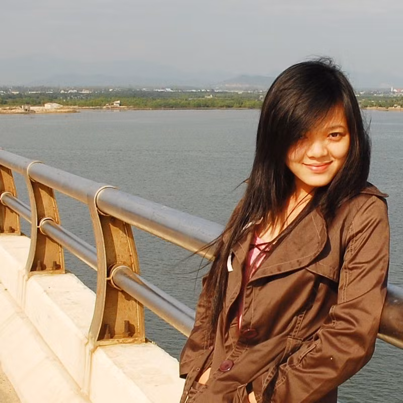 Sau khi tốt nghiệp Đại học Tôn Đức Thắng (TP.HCM), Ngọc Nhi sang Mỹ học Cao học thiết kế đồ họa năm 2010 nhưng bỏ ngang vì chương trình không hướng đến việc đào tạo nghề. Cô chuyển sang học thêm một bằng đại học nữa của trường Otis College of Art and Design, Los Angeles.