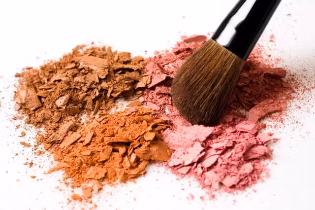 Phấn má hồng: Loại phấn hồng dạng bột (power blush) thường hạn dùng chỉ là 2 năm. Còn đối với phấn hồng loại kem (cream blush) hạn dùng từ 12 tháng đến 18 tháng. Thông thường, phấn má hồng ít khi có dấu hiệu đổi màu trước hạn sử dụng. Do vậy, đến ngày đến tháng, bạn nên mua sản phẩm mới dùng nhé, đừng vì tiếc tiền mà làm da mặt kém xinh.
