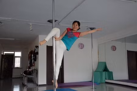 Bà Jiang chia sẻ, bà đã phải luyện tập múa cột vô cùng vất vả, khắc nghiệt trong suốt một thời gian dài nhưng việc này mang lại cho bà sức mạnh và hạnh phúc.