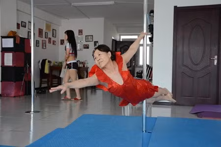 Từ đó, cụ bà Jiang chăm chỉ luyện tập, khắc phục mọi khó khăn về mặt thể chất. Sau 2 năm khổ luyện, nay cụ bà có thể biểu diễn nhiều động tác khó như một vũ công chuyên nghiệp.