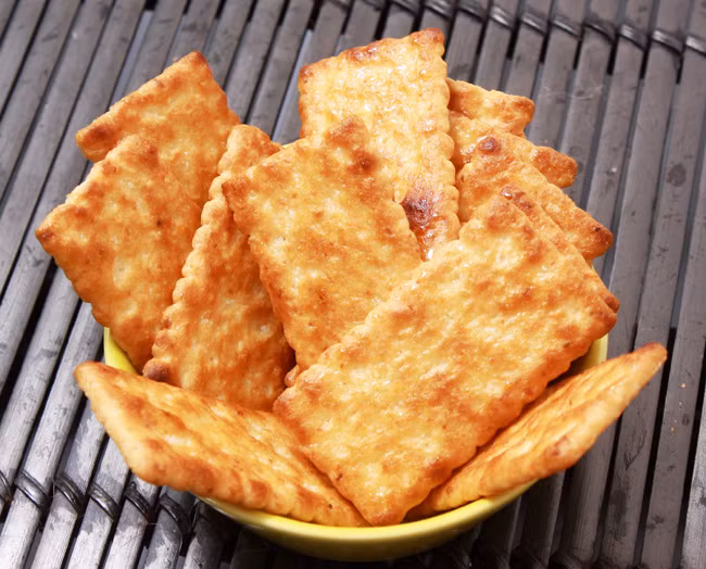 Bánh quy, bánh ngọt, kẹo. Đây là những đồ ăn vặt chứa nhiều đường hơn bạn nghĩ. Chỉ cần nó xuất hiện trong tủ lạnh, bạn sẽ có phản ứng nhấm nháp khi buồn mồm và tăng cân vù vù.