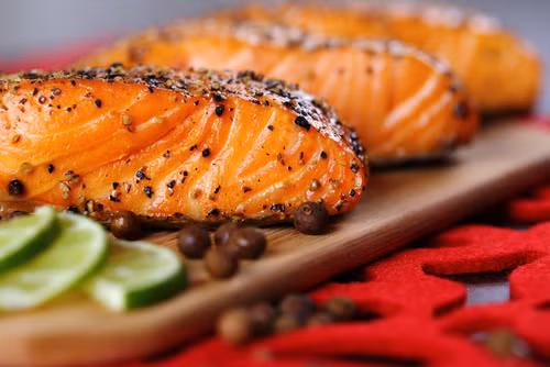 Cá hồi. Không chỉ cung cấp một lượng protein lớn, cá hồi còn rất giàu Omega 3, giúp bạn tái tạo cơ bắp và tăng cường hoạt động.