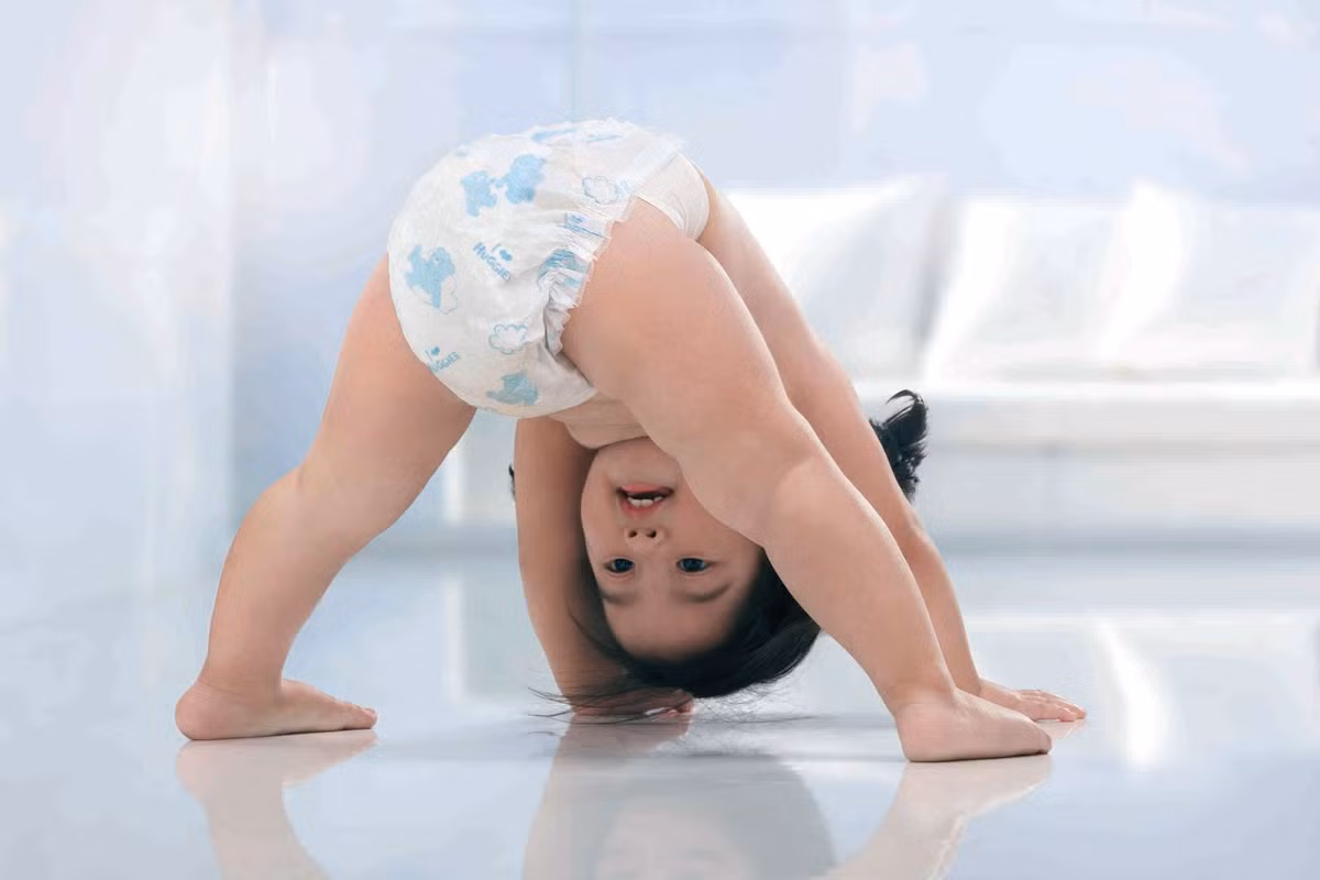 Vệ sinh cho bé đơn giản. Thông thường, khi đi chơi, các bà mẹ mang nhiều tã giấy để thay cho bé. Loại tã này theo lưu ý của bác sĩ thì dùng nhiều không tốt, không nên dùng thường xuyên, nhưng do tính tiện dụng của nó nên khi đi chơi xa thì phải có. Khi di chuyển trên những phương tiện công cộng như máy bay, tàu hỏa hay xe khách, mẹ nhớ đóng gói đủ bỉm, khăn ướt, miếng lót thay bỉm, nước rửa tay khô và vài chiếc túi nilon để vứt bỉm cũ vào.