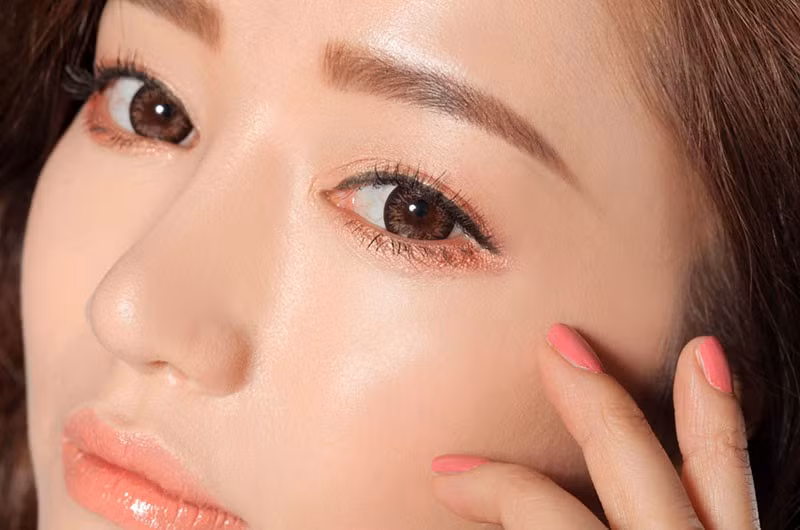 Trang điểm nhẹ bằng mỹ phẩm đa năng. CC cream, phấn nước là loại mỹ phẩm đa năng không thể thiếu của bất kỳ cô nàng nào ở xứ kim chi. Một quý cô Hàn Quốc cũng khá bận rộn với công việc của mình, thay vì lỉnh kỉnh với đống kem lót kem nền thì sản phẩm được họ yêu thích nhất là kem cuishion. Sản phẩm này sẽ giúp các quý cô có được một làn da sáng mịn, mát mẻ và thêm một chút mascara cùng son đỏ là bạn đã có được vẻ ngoài tự nhiên và nhẹ nhàng, lôi cuốn.
