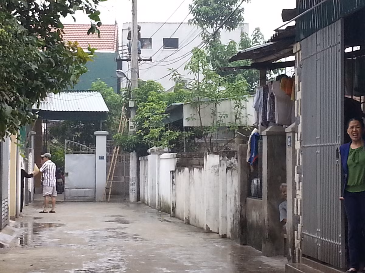 Thanh nien ngao da treo cot dien cao 5m ngoi suot dem
