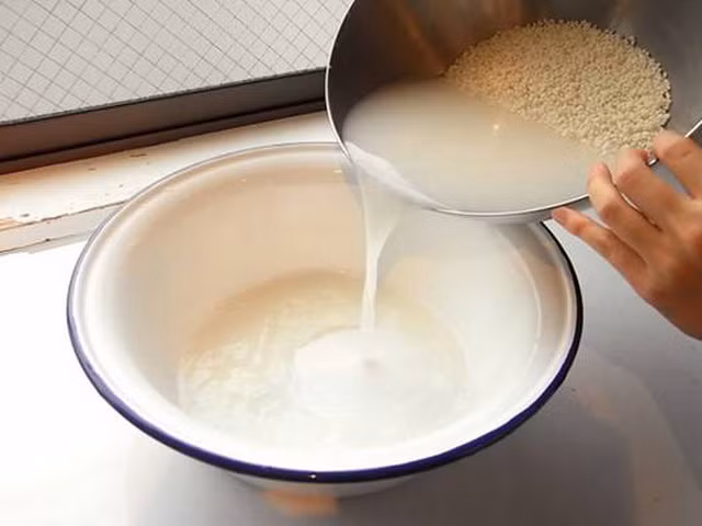 Dùng nước vo gạo. Nước vo gạo có tác dụng dưỡng trắng da, bên cạnh đó công dụng của nước vo gạo cũng có tác dụng phục hồi làn da cháy nắng một cách hiệu quả. Bạn có thể dụng nước vo gạo rồi gạn lấy phần trắng đục pha thêm chút nước ấm rồi thoa đều lên những chỗ da bị rát nắng, da sẽ mềm trở lại.