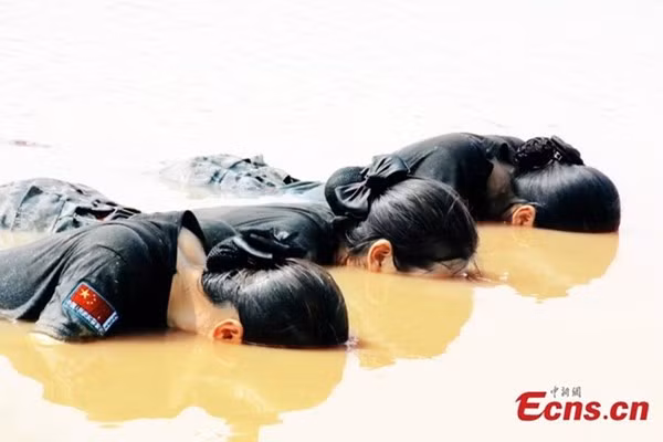 Nín thở trong vũng nước là một trong những thử thách mà các tiếp viên hàng không tương lai phải vượt qua.