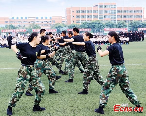 Ngoài các quy tắc ứng xử lịch thiệp, tiếp viên hàng không còn phải học võ thuật để ứng phó các tình huống khẩn cấp trên máy bay.