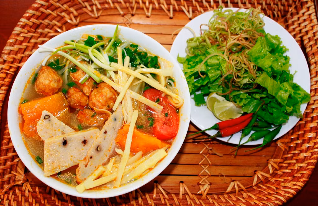 Bún chả cá bà Lữ 319 Hùng Vương. Bún chả cá không chỉ được du khách yêu thích vào ban ngày mà ban đêm nó lại là một món “vua”. Nước bún thơm ngọt vị cá, rất đậm đà. Chả cá dẻo, thơm, ngon. Các quán còn có bún cá thu, cá ngừ, bún chả cá. Tô bún rất nhiều chả , đảm bảo du khách sẽ no nê và tràn đầy năng lượng để tiếp tục khám phá du lịch Đà Nẵng. Một tô bún có giá từ 20.000đ. (Ảnh: Danang.gov.vn).