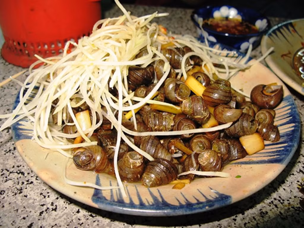Ốc hút Hạnh: 158 Nguyễn Thị Minh Khai. Ốc hút và mít trộn là một món ăn vặt đêm mà hầu hết du khách khi du lịch Đà Nẵng đều thử qua. Chỉ với một dĩa ốc hút và một dĩa mít trộn, du khách có thể vừa thưởng thức, vừa trò chuyện với bạn bè và ngắm đường phố Đà Nẵng. Giá tầm 20.000 đến 25.000 đồng/bát