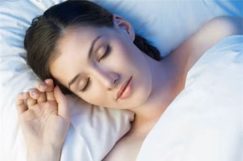 Không đeo kính áp tròng khi ngủ. Đeo kính áp tròng khi ngủ gây sự bất tiện không thoải mái và có thể tạo ra những phản ứng kích thích của mắt, thậm chí có thể dẫn đến nhiễm trùng nghiêm trọng. Theo khảo sát của tạp chí Journal of Optometry, đeo kính áp tròng khi ngủ là nguyên nhân chính gây viêm giác mạc vi khuẩn, một loại bệnh về nhiễm trùng mắt.