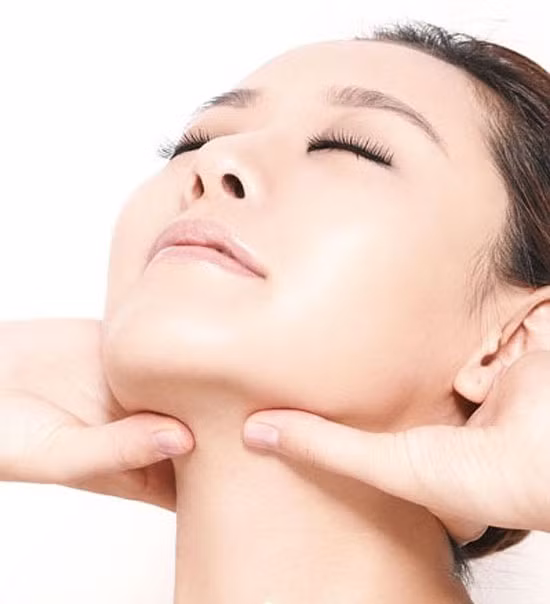 Tập massage với bơ cacao. Khi dùng thường xuyên, bơ ca cao sẽ cải thiện tính đàn hồi của da và giúp loại bỏ mỡ dưới cằm. Bạn chỉ cần làm ấm vài thìa bơ ca cao trong lò vi sóng, massage nhẹ ca cao lên cổ và cằm trong nhiều phút. Thực hiện 2 lần/ngày, trước khi tắm vào buổi sáng và tối trước khi đi ngủ.