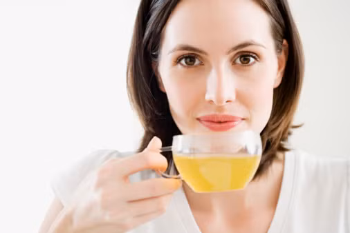 Uống trà xanh. Như bạn cũng biết, trà xanh chứa nhiều chất kháng oxy hóa mạnh và nhiều thành phần khác thúc đẩy tiến trình trao đổi chất của cơ thể. Nó giúp tiêu hao calories và giảm cân rất hiệu quả. Hãy bắt đầu một ngày với tách trà xanh và uống nhiều lần trong ngày.
