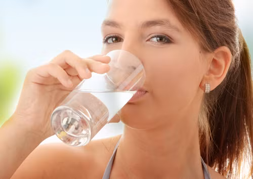 Uống nhiều nước. Đây cũng là một giải pháp hữu hiệu giúp loại bỏ nọng cằm xấu xí. Tuy nhiên, cần tránh thức uống có ga và nhiều đường, vì chúng không chỉ ảnh hưởng đến sức khỏe của da mà còn tác động xấu lên toàn bộ cơ thể.