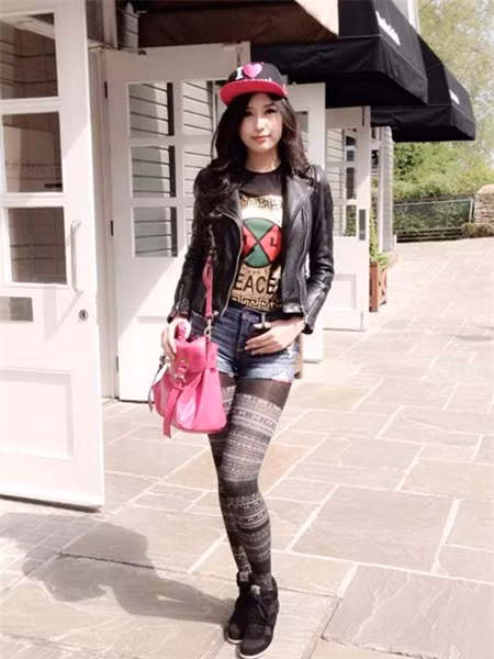 Chân dài sinh năm 1988 khiến tín đồ thời trang hoa mắt vì lối kết hợp đồ màu mè, không ăn nhập.