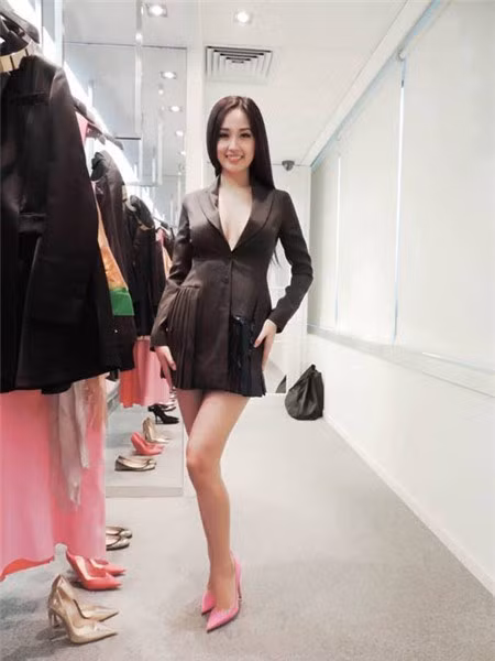 Không phủ nhận, theo thời gian, gu ăn mặc của nàng hoa hậu sinh năm 1988 ngày càng khởi sắc, nhưng chúng chưa có sự ổn định mà lúc lên lúc xuống khiến cảm xúc của người hâm mộ cũng trầm bổng theo.