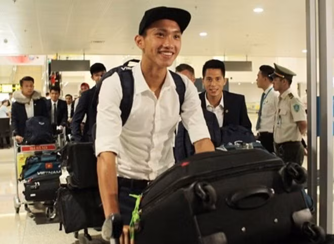 Được biết, gia đình Văn Hậu không ai theo con đường thể thao chuyên nghiệp. Được sự đồng ý của gia đình, nam cầu thủ gia nhập lò đào tạo Hà Nội T&amp;T vào năm 11 tuổi. Sau đó, Văn Hậu được gọi vào đội tuyển quốc gia Việt Nam khi mới 18 tuổi và hiện là cầu trở thành cầu thủ trẻ nhất tuyển U23 Việt Nam.