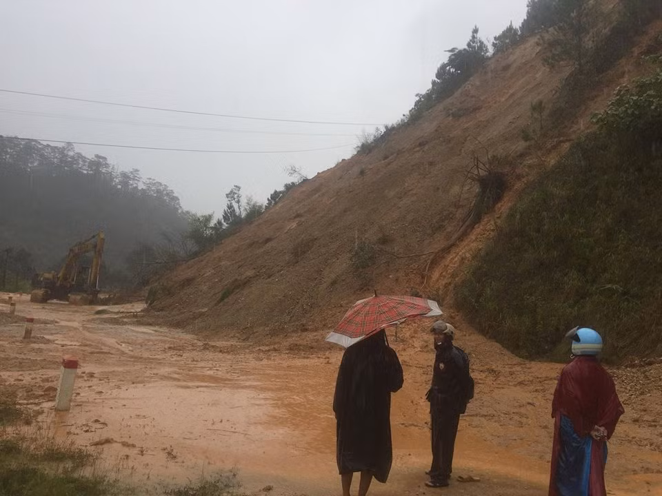 Kontum: Bao so 4, Quoc lo 40B bi chia cat do sat lo nghiem trong