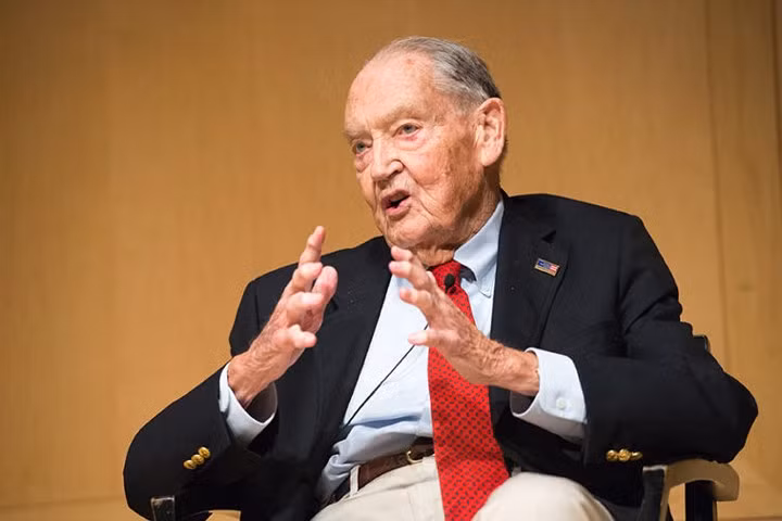 4. John “Jack” Bogle 89 tuổi, thành lập The Vanguard Group khởi đầu như một công ty gia đình và hiện là tập đoàn có giá trị 5,1 nghìn tỷ USD. Tạp chí Fortune đã gọi ông là một trong bốn “đại gia đầu tư của thế kỷ 20”.