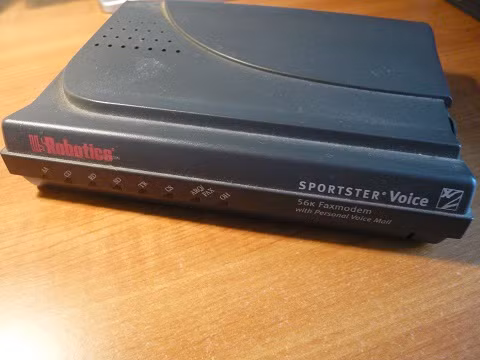 6. Modem 56K. Nếu có một công nghệ khiến chúng ta trở thành một nỗi nhớ ngọt ngào và rằng người trẻ nhất hiện nay không thể và sẽ không bao giờ muốn thử nghiệm, đó là modem 56k. Được sử dụng rộng rãi tại châu Âu, nhất là tại Pháp từ những năm 2002, mô đen 56k đánh dấu bước khởi đầu thực sự của Internet công cộng.