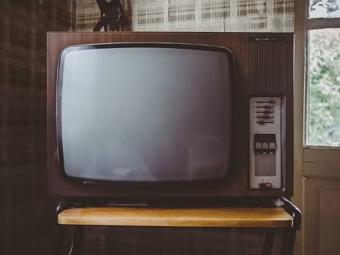 9. Ti vi CRT. Xuất hiện vào giữa những năm 1930 ở Đức, ti vi được trang bị công nghệ cho phép hiển thị hình ảnh: ống tia âm cực. Sản phẩm đó gọi là ti vi CRT. Mô hình ti vi này đã tồn tại trong vòng hơn 50 năm trước khi được thay thế vào đầu những năm 2000 bởi ti vi màn hình LCD, nhỏ gọn hơn nhiều và cung cấp hình ảnh chất lượng hơn nhiều.