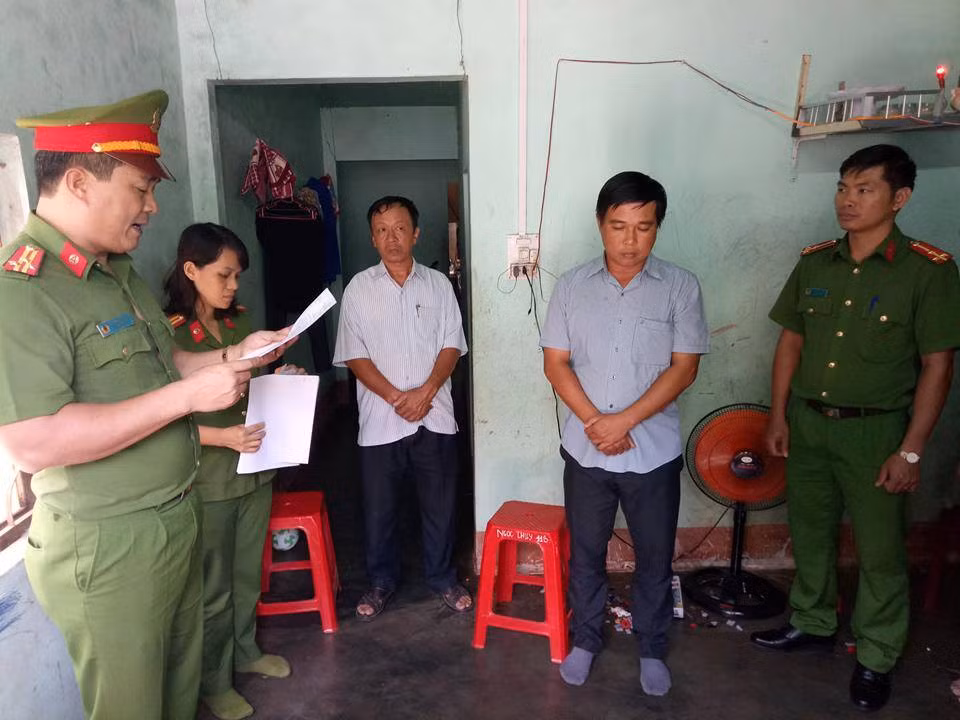 Nho dan dung ten, can bo xa truc loi 