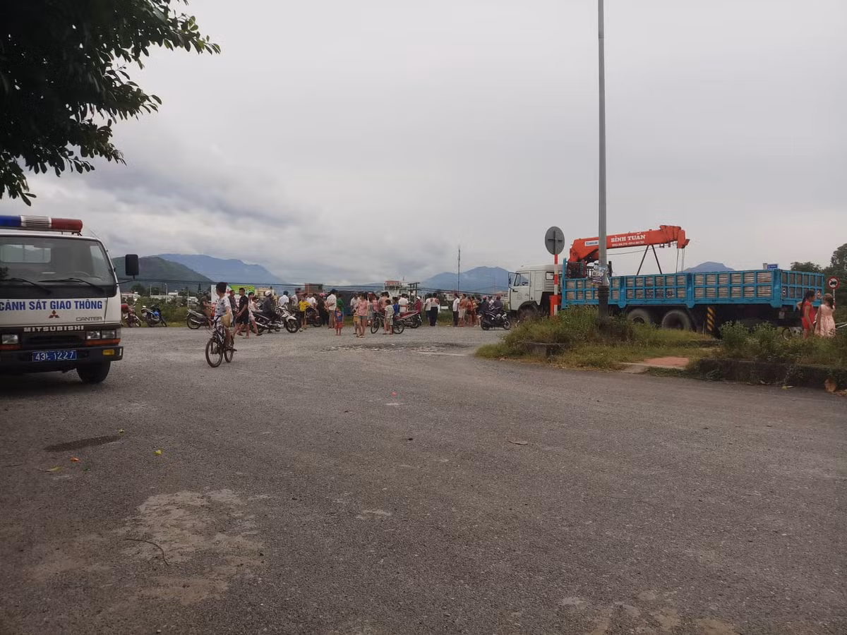 Lao vao duong sat, xe tai cho dua bi tau hoa huc vang-Hinh-2