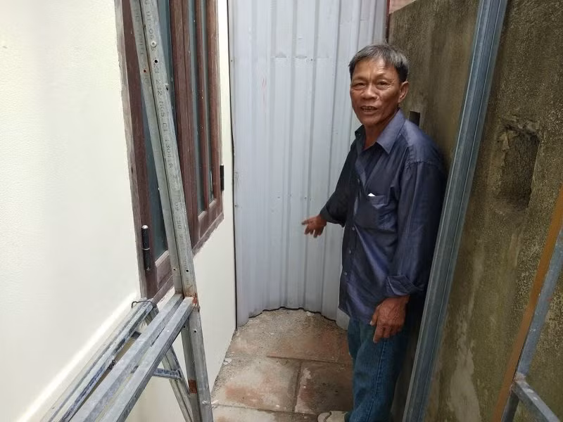 Be gai con nguyen day ron bi bo roi o goc chua