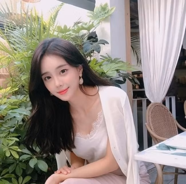 Khi là tiếp viên hàng không, Jung Sora kiếm được 58 triệu đồng mỗi tháng nhưng khi chuyển sang công việc mới thu nhập mỗi tháng của cô là 580 triệu đồng.
