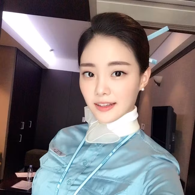 Jung So Ra là nữ tiếp viên hàng không được mệnh danh là đẹp nhất Hàn Quốc. Cô sở hữu gương mặt xinh đẹp, thanh thoát cùng vóc dáng mảnh mai như người mẫu.