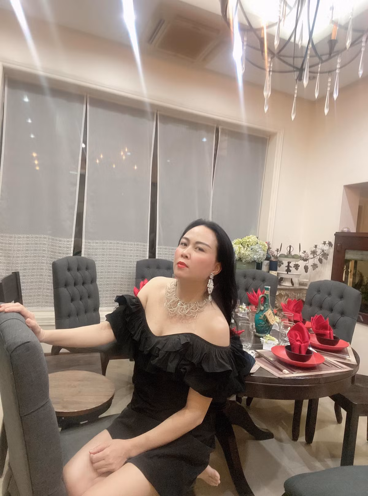 Cô được khen ngợi da đẹp xuất sắc, đến gái 18 còn thua.