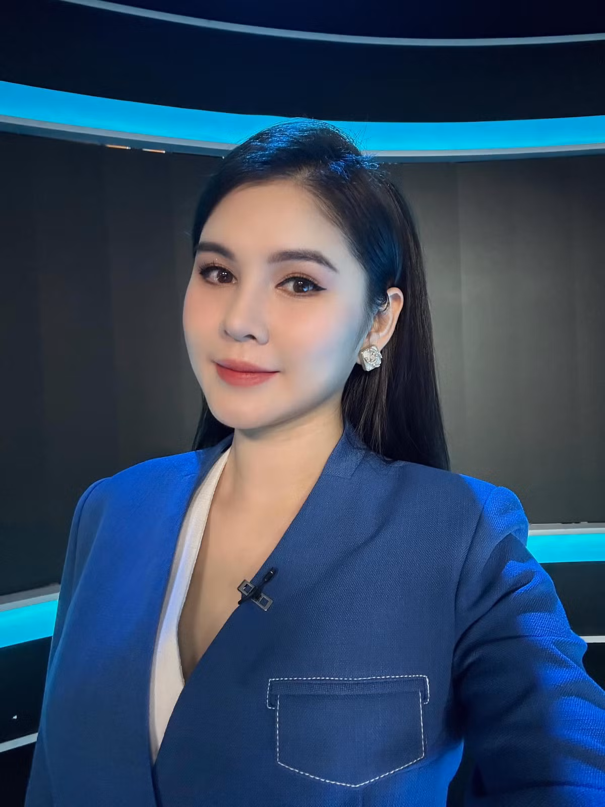 Chia sẻ về hình ảnh mới này, Vũ Thu Hoài từng đăng tải dòng trạng thái: "Giờ lên sóng em không mặc nổi váy vì bé mỡ. Style trưởng thành thế này được mấy điểm ạ thưa quý vị?"