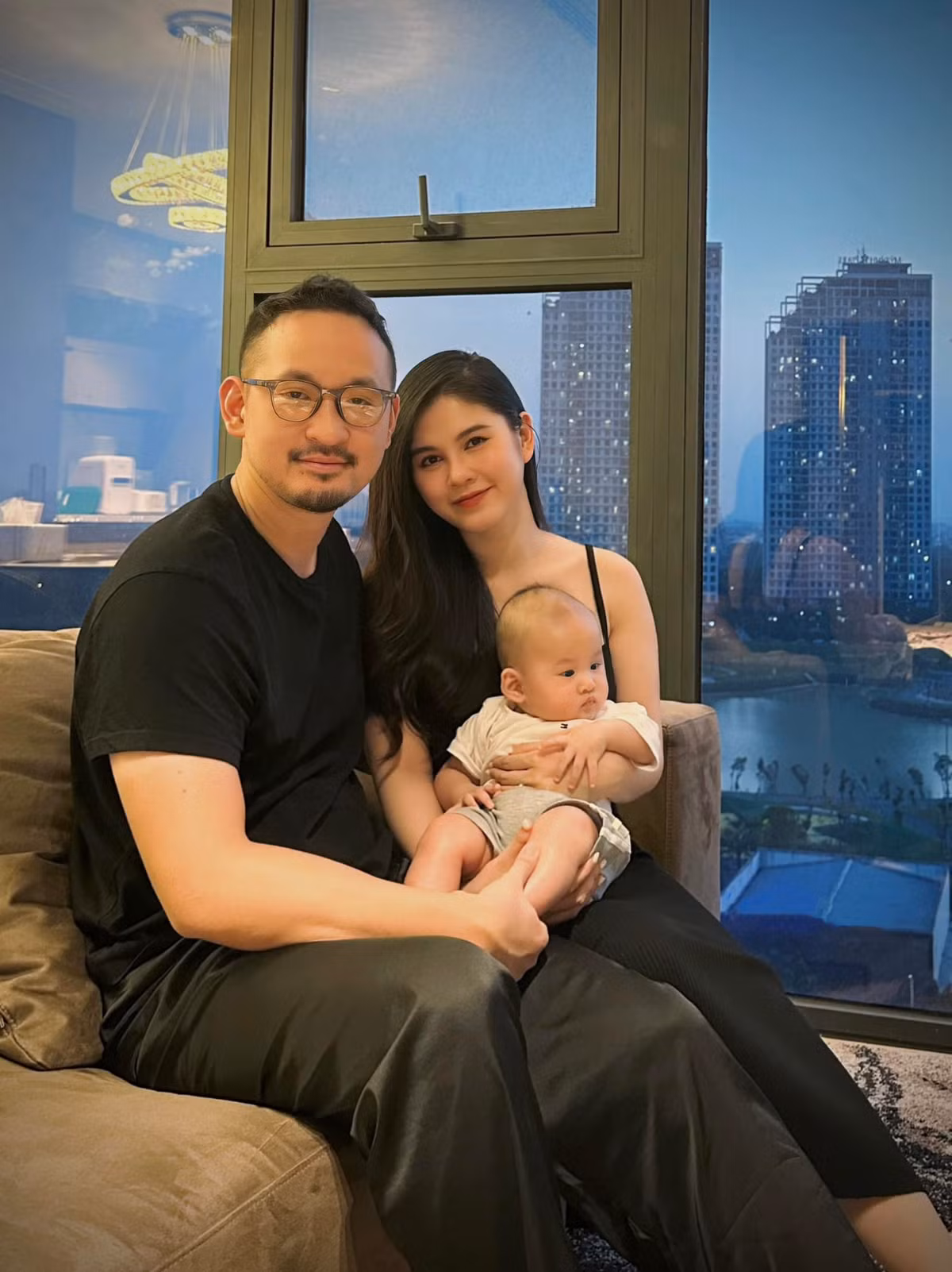 Dù lên xe hoa khá muộn nhưng nhìn vào cuộc sống hiện tại của cô nàng ai nấy đều phải xuýt xoa ngưỡng mộ. Ảnh: FBNV