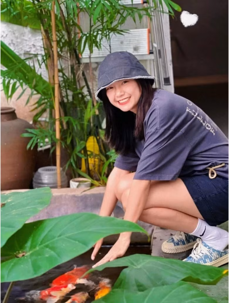 Khác hẳn với sự máu lửa trên sân đấu, ngoài đời, Thảo Anh vô cùng dịu dàng, nữ tính.