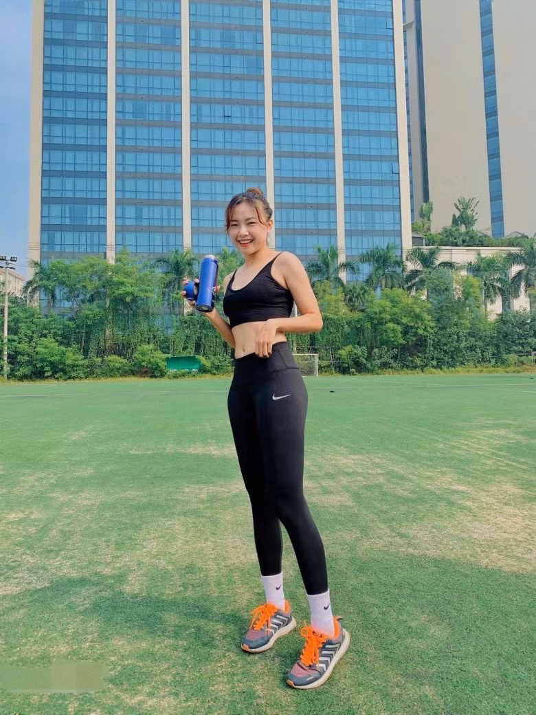 Nguyễn Thảo Anh chơi ở vị trí hậu vệ phải, cô từng được HLV Mai Đức Chung triệu tập lên đội tuyển nữ Việt Nam nhưng chưa để lại nhiều dấu ấn.