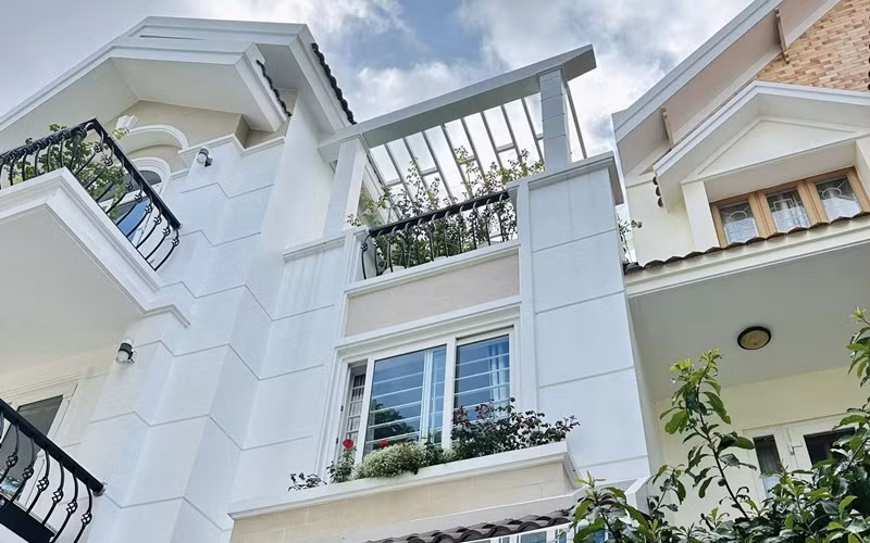 Chia sẻ hình ảnh bên ngoài căn nhà, MC Thanh Thảo chia sẻ : "Ra xe đi làm, ngước lên nhìn cái ban công là muốn quay vô nhà chill chill, kiểu chăm hoa, tưới cây đọc sách đồ". Qua đó thấy không gian hoành tráng mà vô cùng lãng mạn của căn nhà.