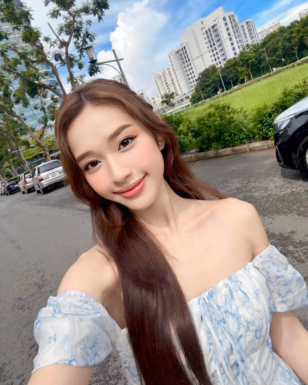 Karty Chang từng là sinh viên của trường Học viện Hàng không, ngoài ra, cô nàng còn là mẫu ảnh có tiếng.
