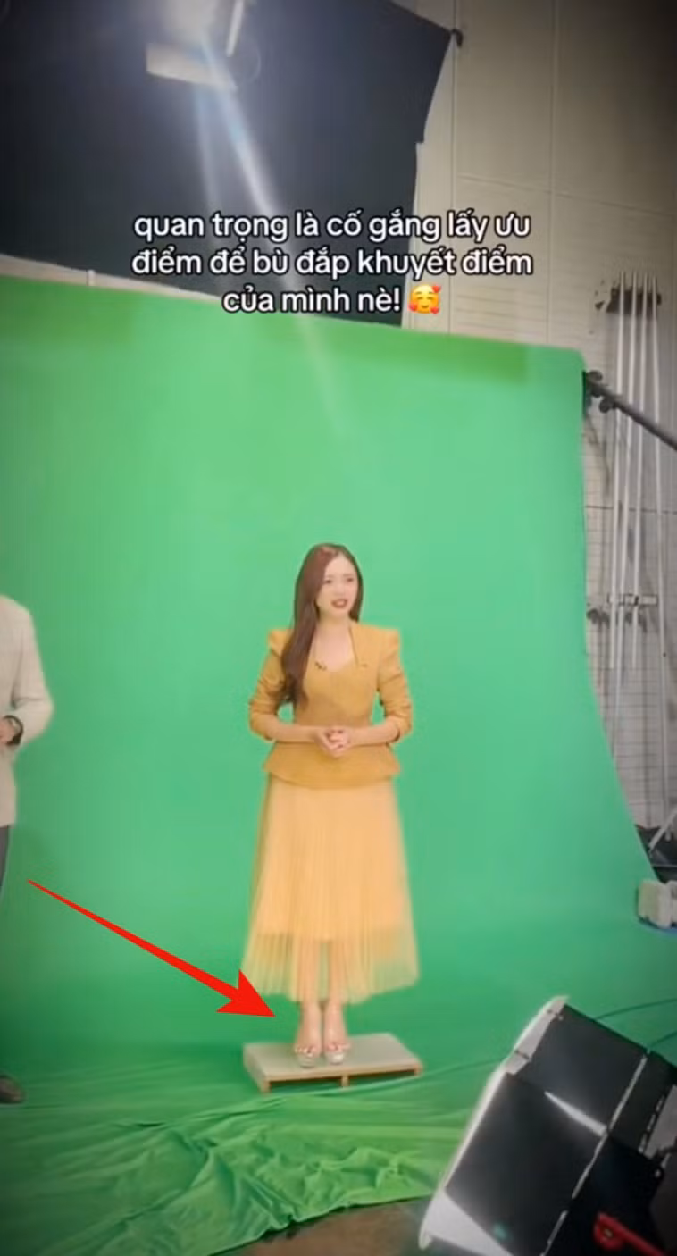 Theo đó, Phương Thảo không ngần ngại thừa nhận bản thân có chiều cao khiêm tốn 1m50 song mỗi khi lên hình, cô vẫn cao ngang ngửa bạn dẫn, thì ra là có bí quyết cả.