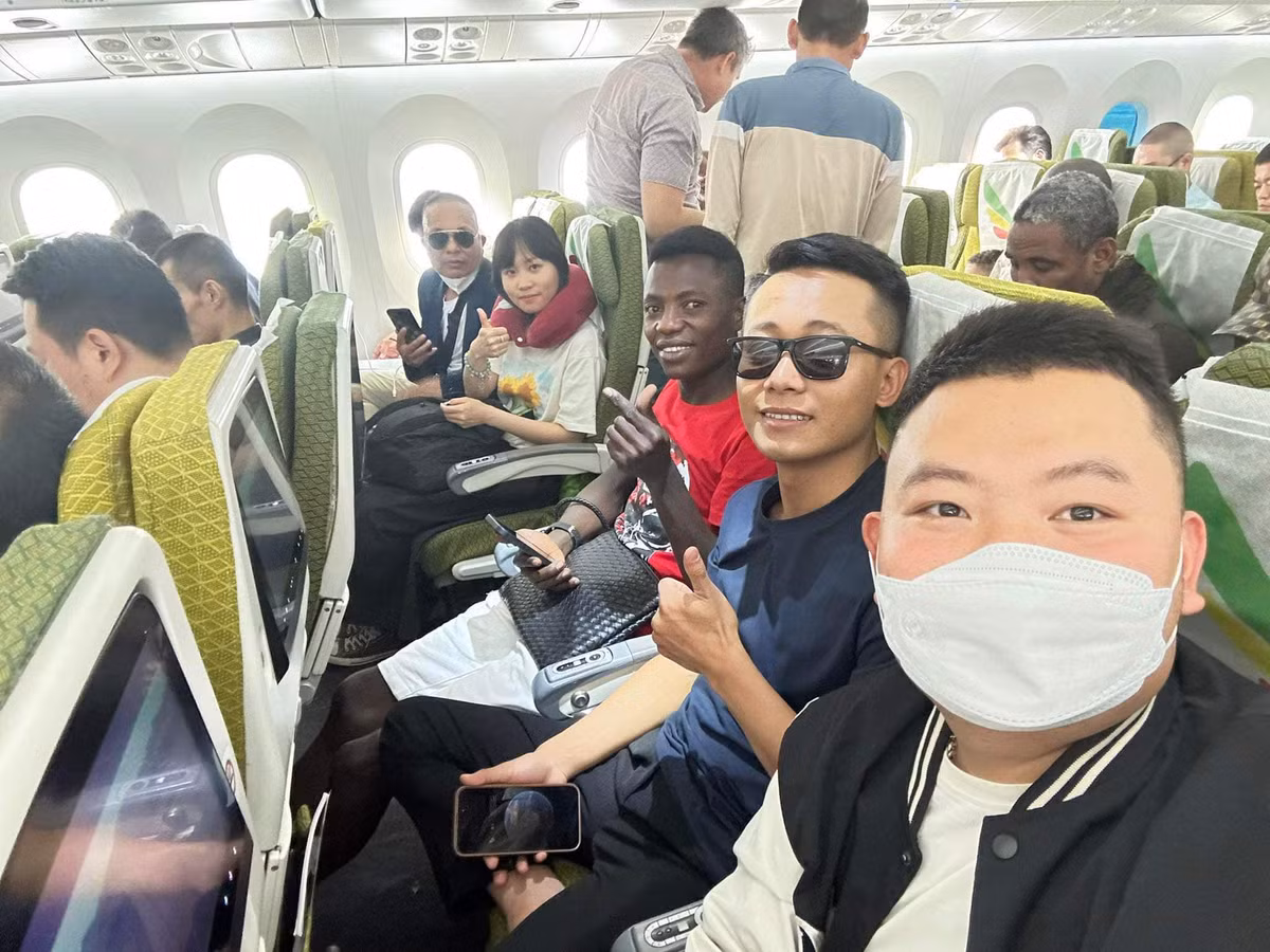 Theo kế hoạch, Quang Linh sẽ hỗ trợ 35 con em ngư dân ở 4 tỉnh Phú Yên, Khánh Hòa, Ninh Thuận và Bình Thuận. Những ngày tiếp theo, Quang Linh và team châu Phi sẽ ra Đà Nẵng, đến Vùng 3 hải quân thăm các cán bộ, chiến sĩ tại các đảo cũng như thực hiện các hoạt động hỗ trợ khác. Ảnh: Tổng hợp