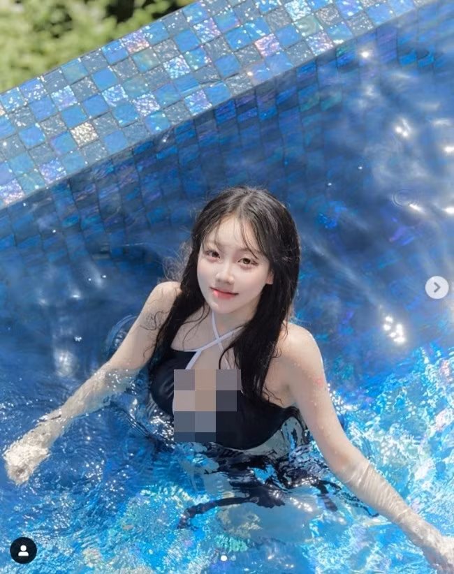 Sejin Ming thu hút không ít sự chú ý khi thường xuyên ăn vận gợi cảm chụp hình tại các quán cà phê.