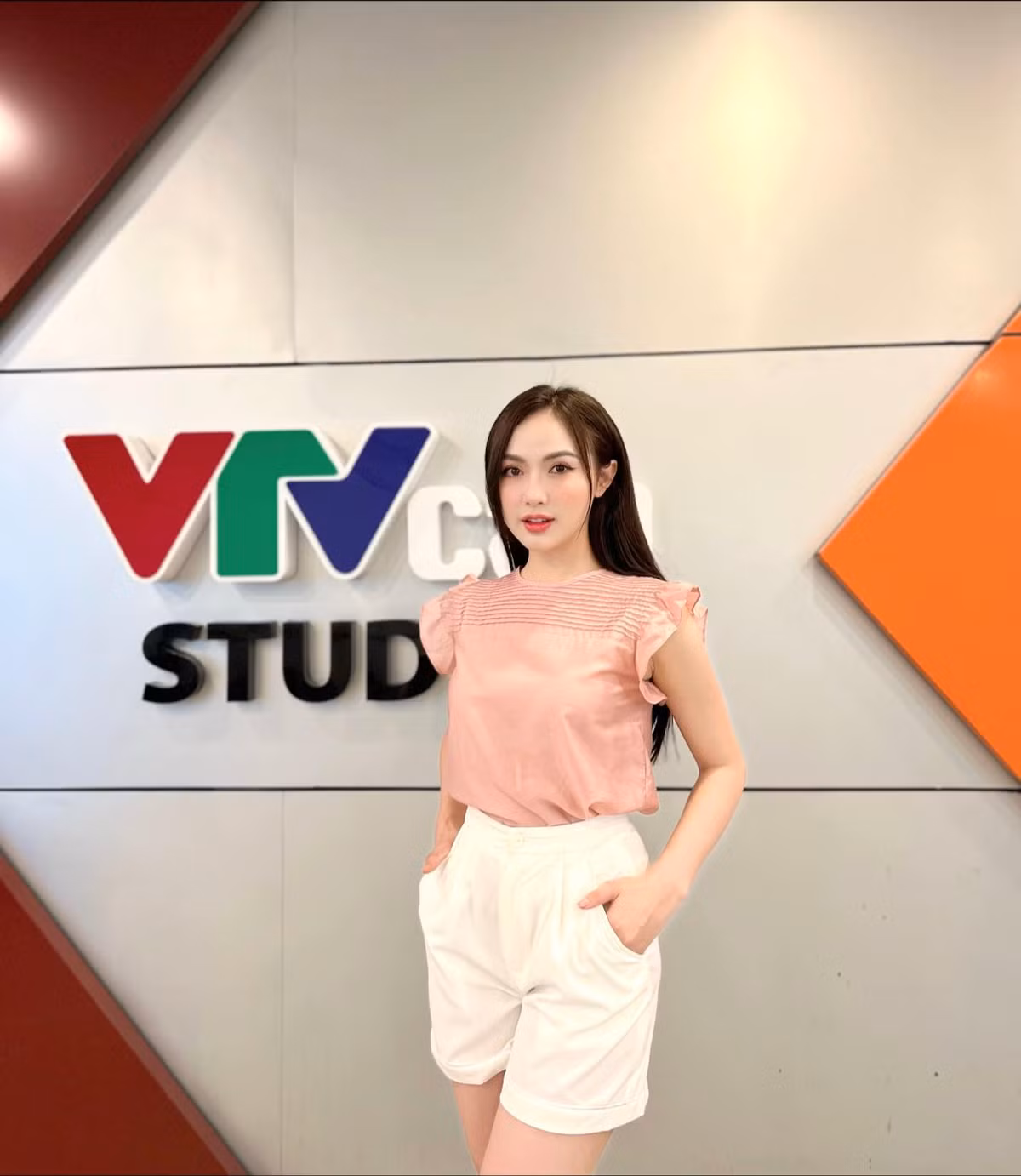 Hà Vũ được biết tới là nữ MC/BTV đài truyền hình VTVCab. Cô có gần 1 triệu người theo dõi trên trang cá nhân.