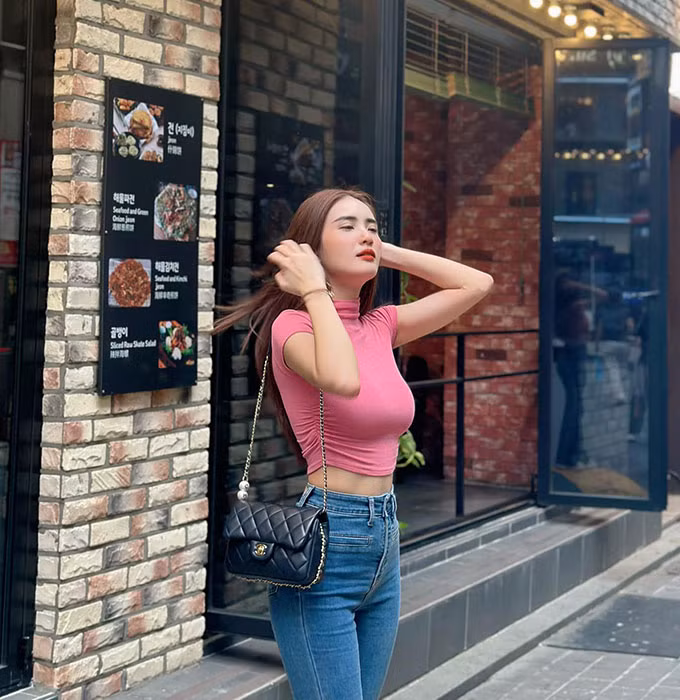 Trong bộ ảnh, Khánh Chi diện nội y ren màu đen, cô tự tin phô diễn những đường cong nóng bỏng trên cơ thể.