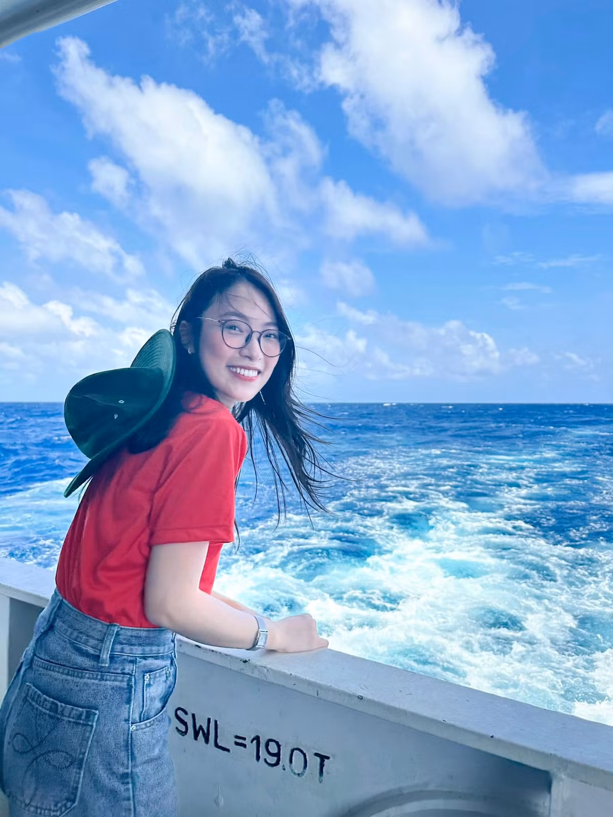 Trước khi mở lời với mẹ, Khánh Vy rất ngại vì biết gia đình còn khó khăn kinh tế. Tuy nhiên, trái ngược với sự rụt rè của Khánh Vy, mẹ cô đã xé ngay một tờ lịch, ghi rành mạch dự định sẽ vay tiền ai để tiếp tục con đường học hành của con gái.
