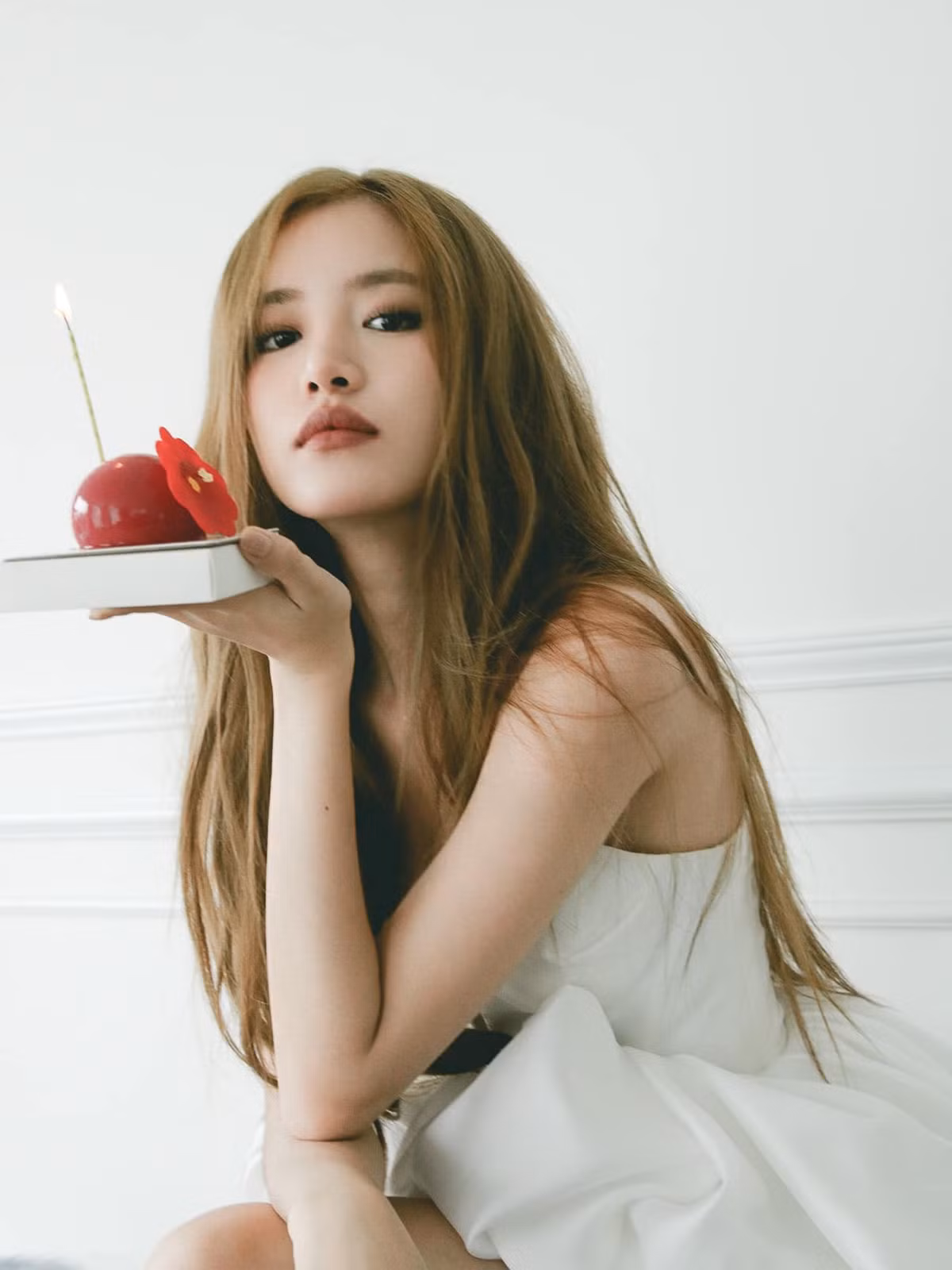 Trâm Ngô được công chúng và cư dân mạng ưu ái gọi là hot girl răng khểnh xinh tươi, một trong những đặc điểm trong vẻ đep thân thiện của cô.