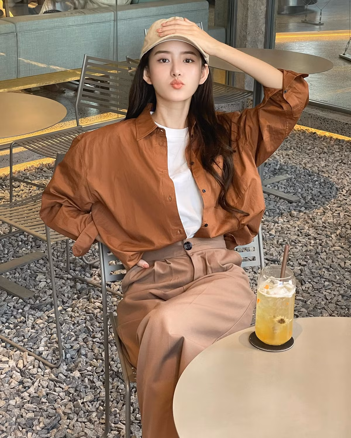 Trâm Ngô có hình thể săn chắc, tỷ lệ ba vòng cũng hoàn mỹ với làn da trắng mịn màng làm cho vẻ đep của cô thêm hoàn mỹ hơn.