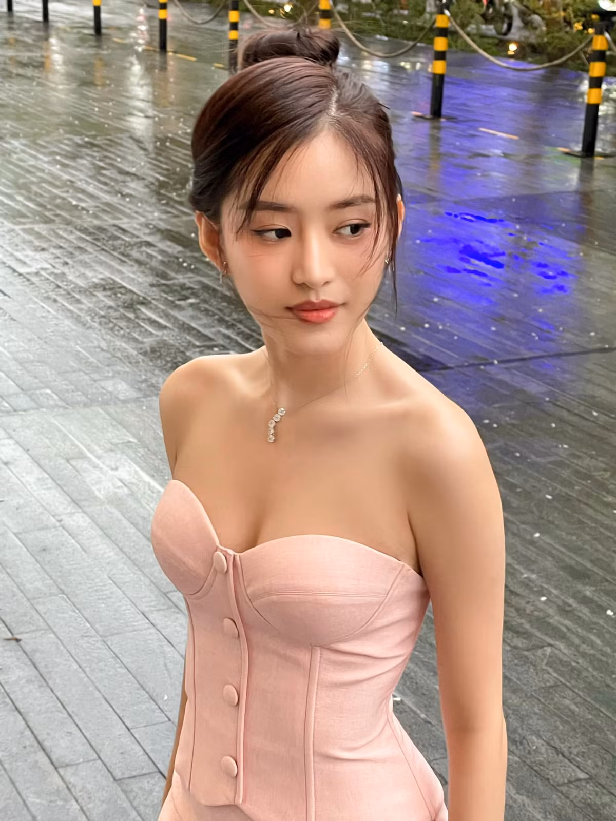 Ngô Thùy Trâm (sinh năm 1999, đến từ Đồng Nai) là hot girl có tiếng, cô hiện làm người mẫu ảnh, diễn viên trẻ tại TP.HCM.