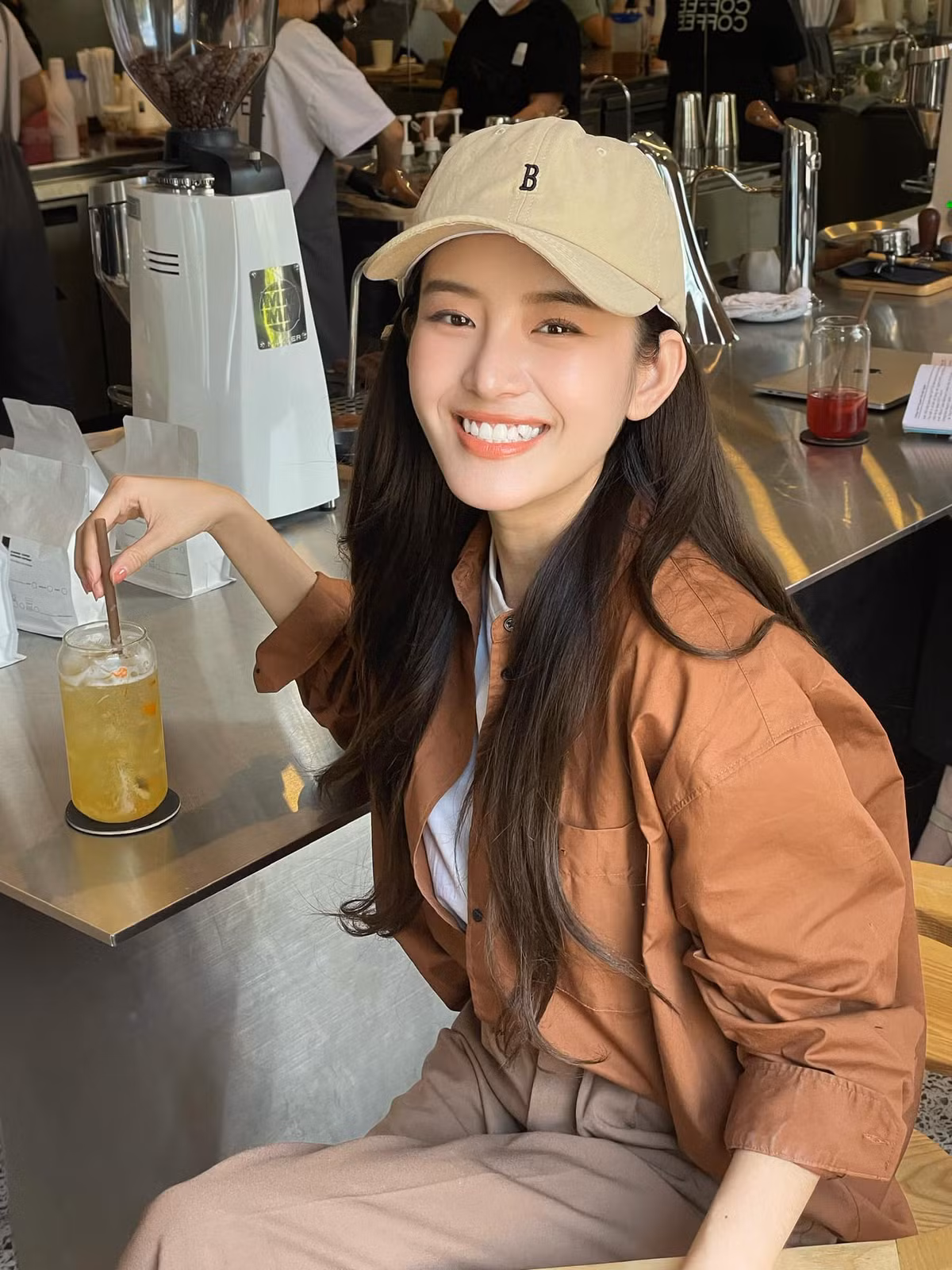 Trâm Ngô được nhận xét có vẻ ngoài xinh đep như nàng thơ, cô có nụ cười ngọt ngào và thân thiện.