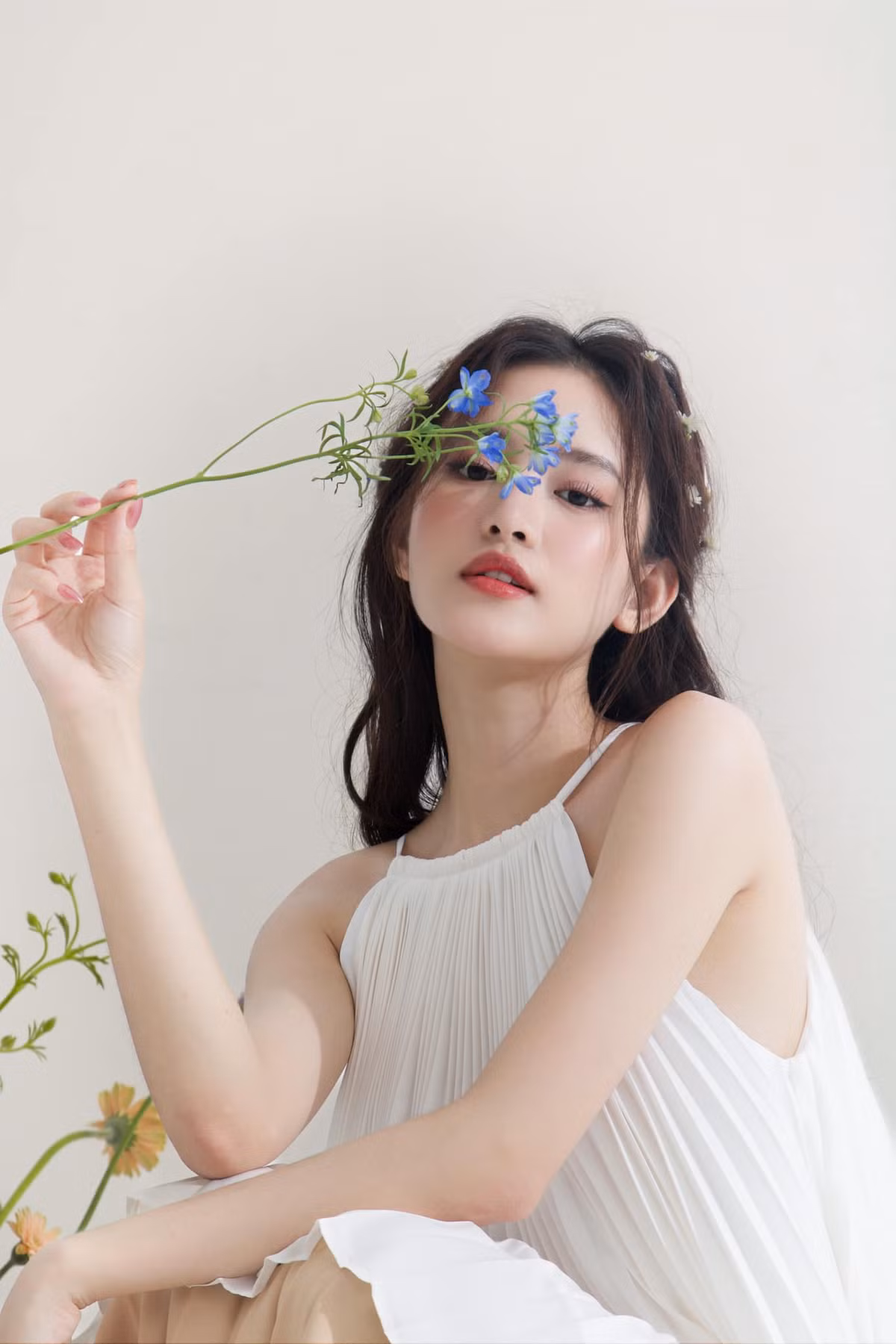 Hiểu rõ điểm mạnh và yêu thích nụ cười răng khểnh đáng yêu, Trâm Ngô luôn tự nở nụ cười ngọt ngào trong mọi khoảnh khắc.