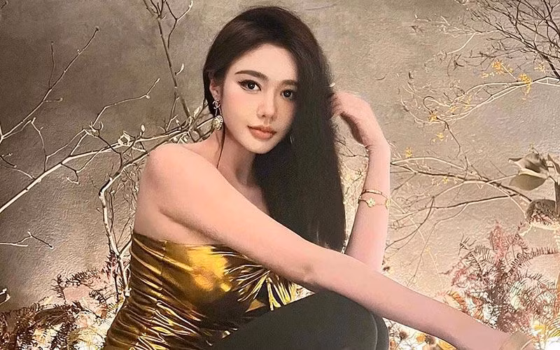 Thường ngày, người đẹp che chắn hình xăm bằng trang phục kín đáo, hay diện áo ren lưới mỏng manh để thêm phần xinh xắn.